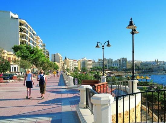 Luxe Apartment With Valletta And Harbour Views Sliema Extérieur photo